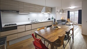 Deluxe Villa | Private kitchen | Fridge, microwave, rice cooker, cookware/dishes/utensils - Toki・Nijo Aki (Kyoto)