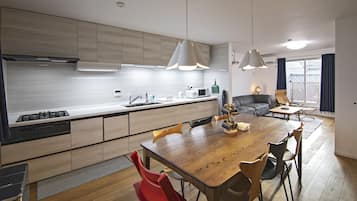 Deluxe Villa | Private kitchen | Fridge, microwave, rice cooker, cookware/dishes/utensils