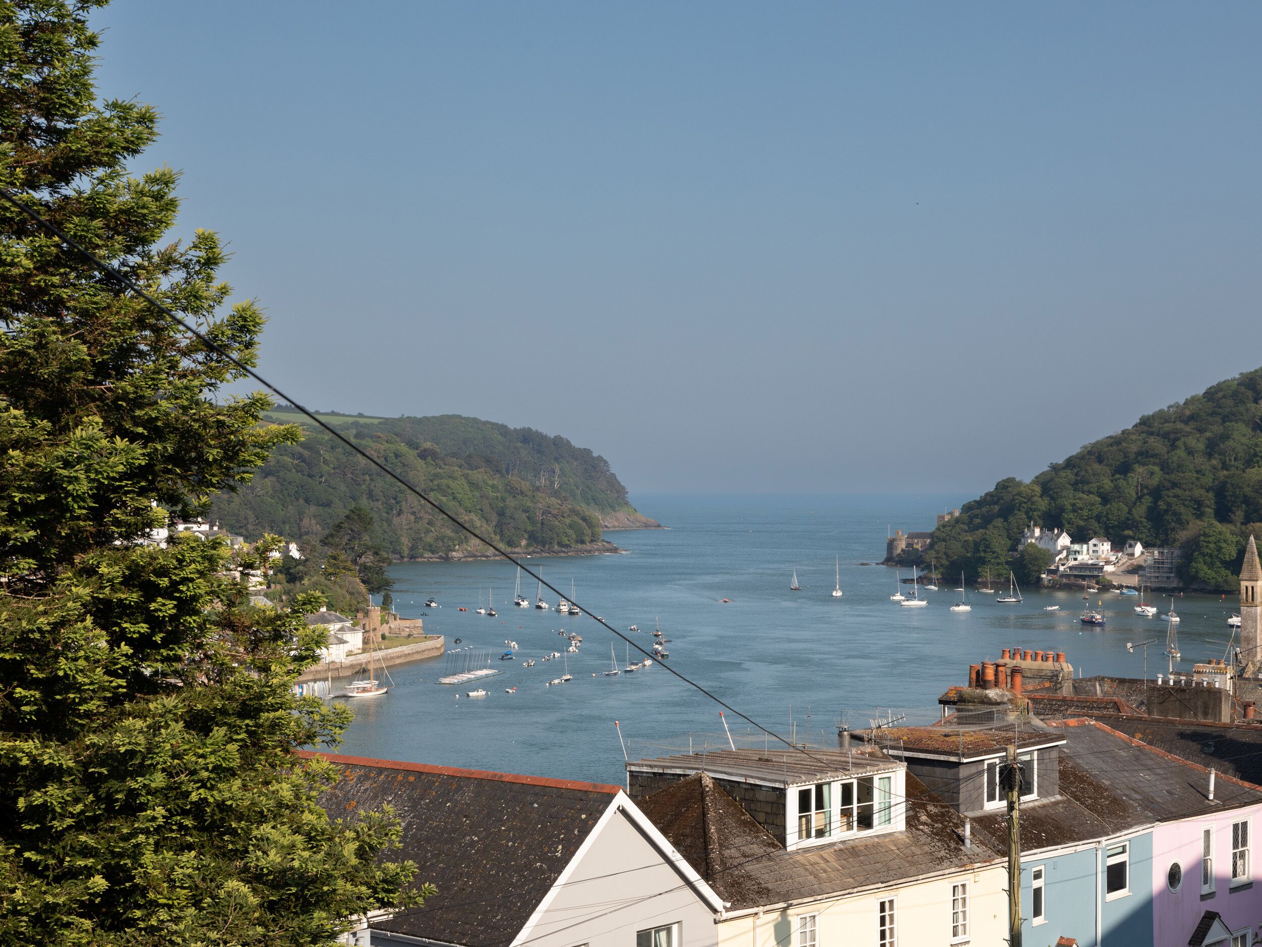 Une ville côtière offrant une vue sur la mer, les bateaux et les bâtiments.