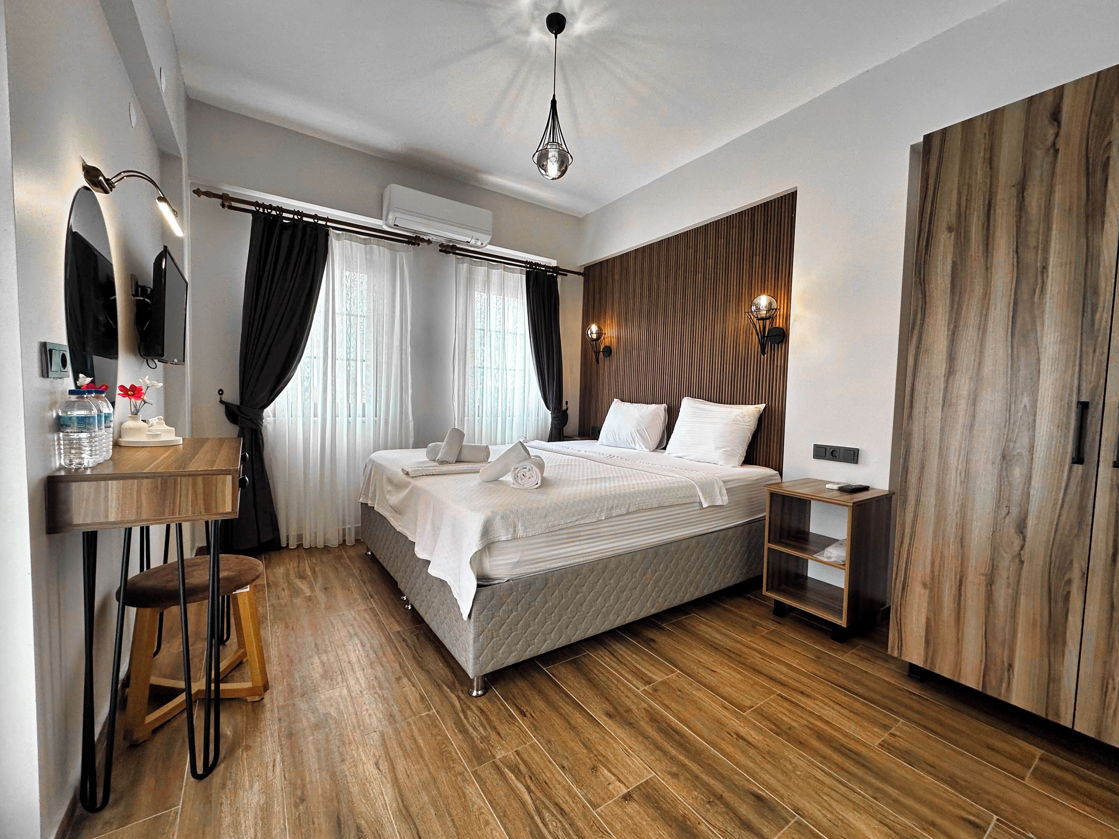 Habitación doble estándar, balcón, vista al jardín | Minibar y espacio para trabajar con laptop 