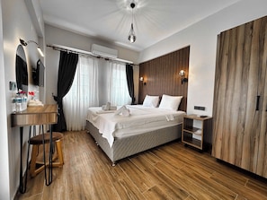 Kahden hengen standard-huone, parveke, näköala puutarhaan | Minibaari, kannettavalle tietokoneelle sopiva työtila