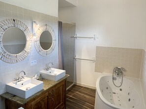 Dusche, Whirlpool, Haartrockner, Handtücher