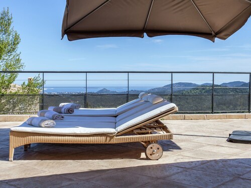 Villa in Les Adrets mit Pool und Blick auf die Hügel