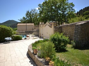 Property grounds - Villa in Provence near Vaison-la-Romaine (Vaison-La-Romaine)