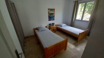 3 bedrooms, desk, iron/ironing board, free WiFi