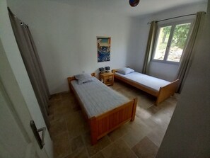 3 bedrooms, desk, iron/ironing board, free WiFi