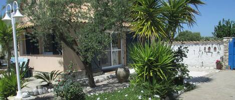 المنطقة المحيطة بالمنشأة