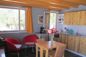 Fridge, oven, stovetop, coffee/tea maker