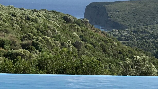 Un paysage côtier offrant une vue dégagée sur la mer et une falaise.