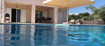 Villa en Finiki con Vistas al Mar