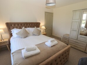 3 dormitorios, decoración individual, mobiliario individual