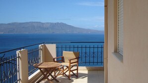 A balcony with a view of the sea and mountains. - Apartment in Ravdoucha with Sea Views (Voukolies)
