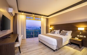 Deluxe-huone | Tallelokero huoneessa, työpöytä, ilmainen Wi-Fi, vuodevaatteet