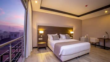 Habitación Deluxe | Caja fuerte, escritorio, wifi gratis y ropa de cama