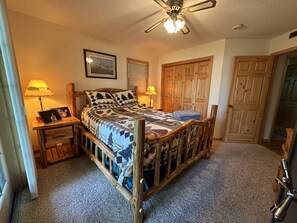 4 bedrooms, desk, iron/ironing board, travel crib