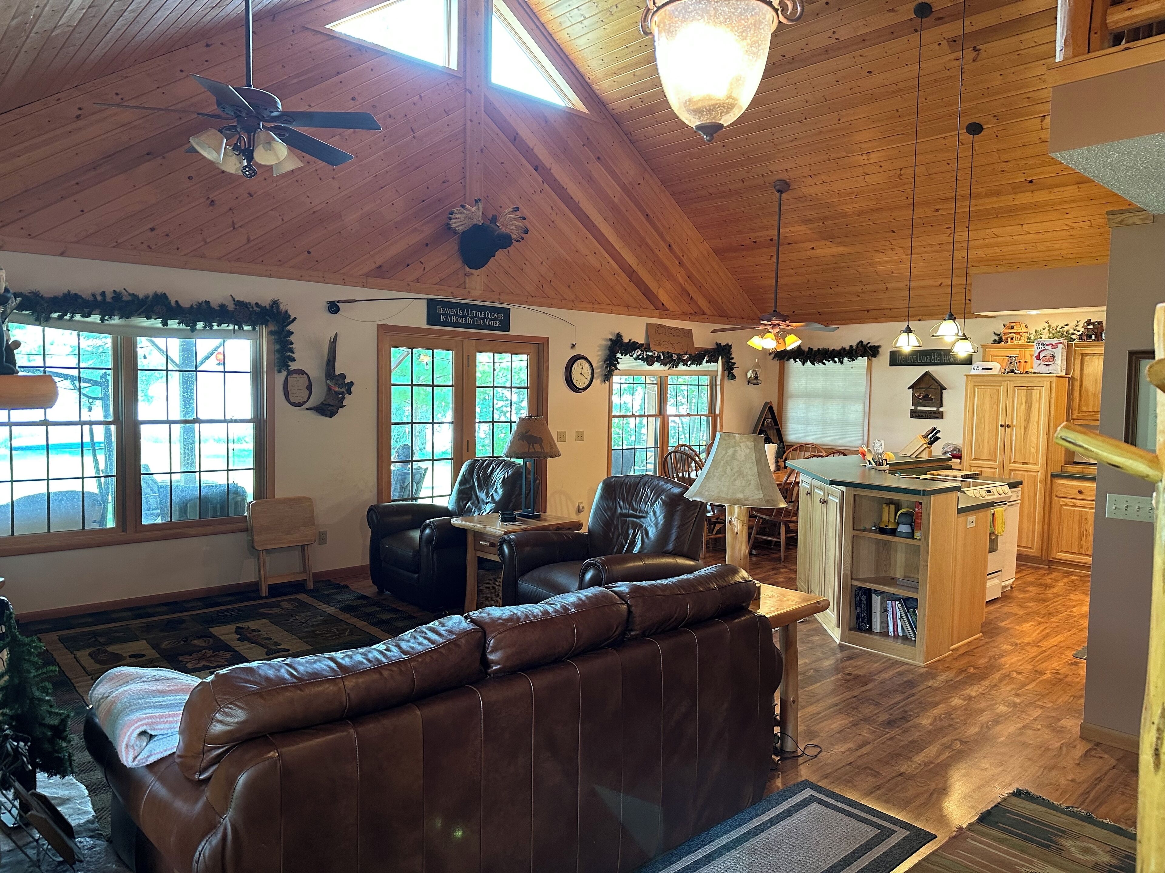 Smart TV, chimenea y monitor de computadora 