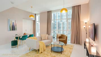 Appartement Deluxe | Coin séjour | TV connectée de 55 pouces avec chaînes par câble, télévision