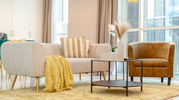 Appartement Deluxe | Coin séjour | TV connectée de 55 pouces avec chaînes par câble, télévision