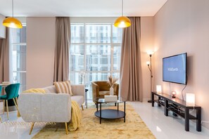 디럭스 아파트 | 거실 공간 | 케이블 채널 시청이 가능한 55인치 스마트 TV, TV