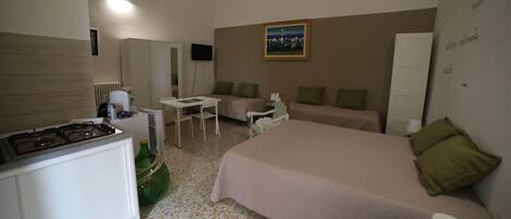 1 habitación, tabla de planchar con plancha, wifi y ropa de cama