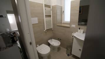 Ducha, secador de pelo, bidet, toallas