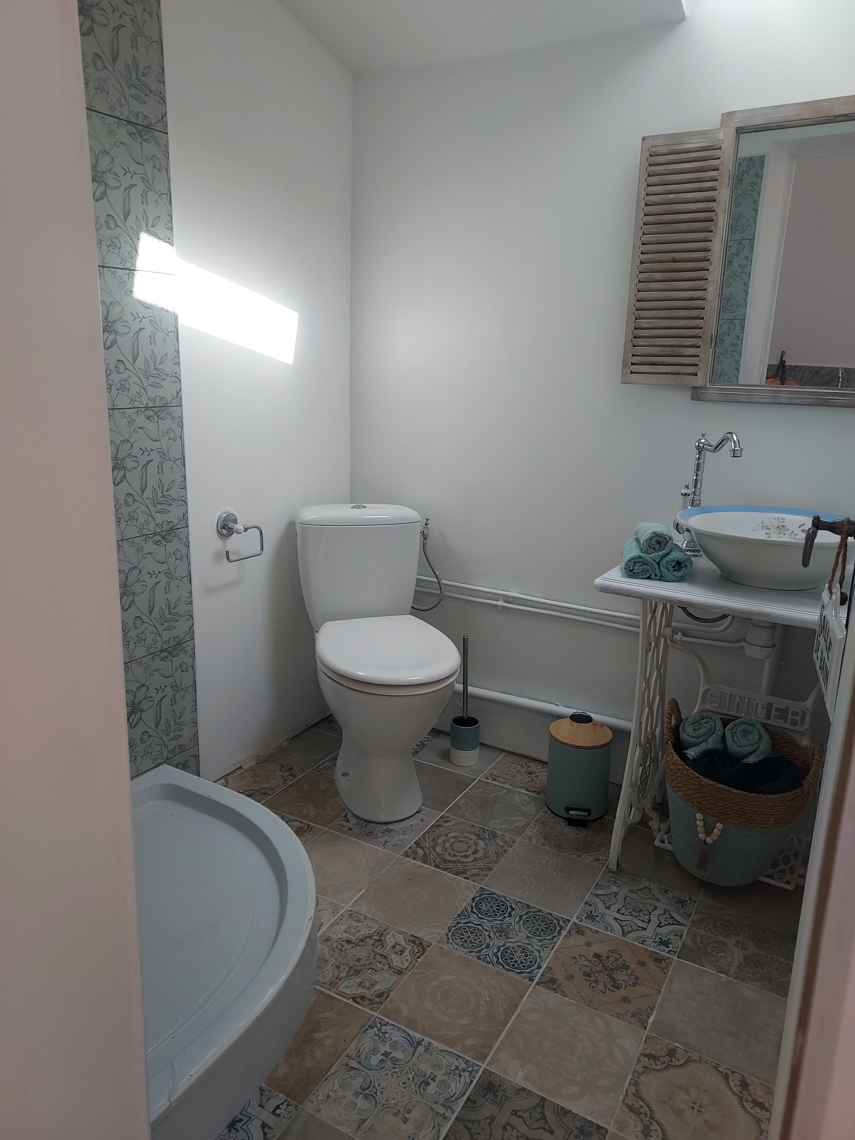 Une salle de bain avec des toilettes, un lavabo et une baignoire.