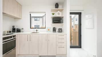 Frigorífico, microondas, horno y placa de cocina