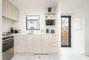 Frigorífico, microondas, horno y placa de cocina