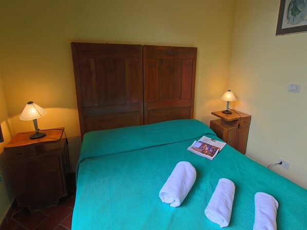 A room with a bed, two nightstands, two lamps, and two rolled towels on the bed. - Farmhouse in Umbertide near Golf Club (Umbertide)
