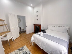 4 makuuhuonetta, työpöytä, silitysrauta/-lauta, ilmainen Wi-Fi