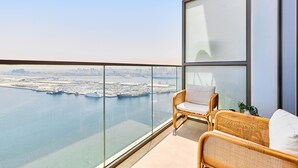 Un balcón con vistas a un puerto deportivo y al horizonte de la ciudad.