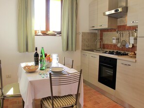 Fridge, oven, stovetop, coffee/tea maker