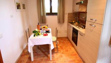 Réfrigérateur, four, plaque de cuisson, cafetiÚre/bouilloire