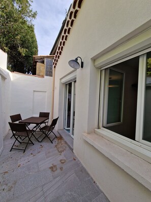 Outdoor dining - Jolie Appartement Avec son Grand Terrasse ,cuisine Équipée (Béziers)
