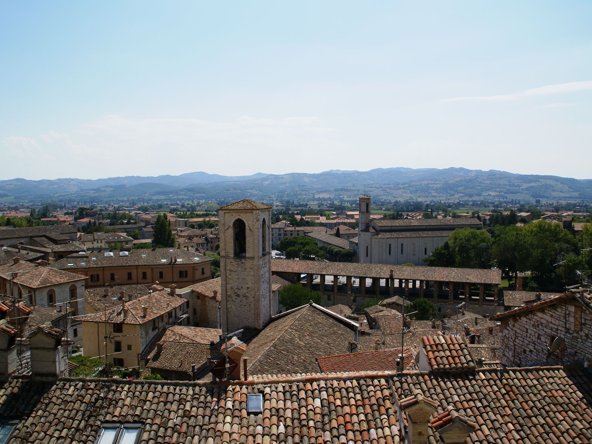 Une ville historique à l’architecture traditionnelle, qui se distingue notamment par une tour imposante et un grand bâtiment doté d’un clocher.