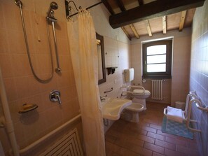 Shower, towels - Holiday Home in Montone with Pool & Terrace (Montone - Umbertide (pg))