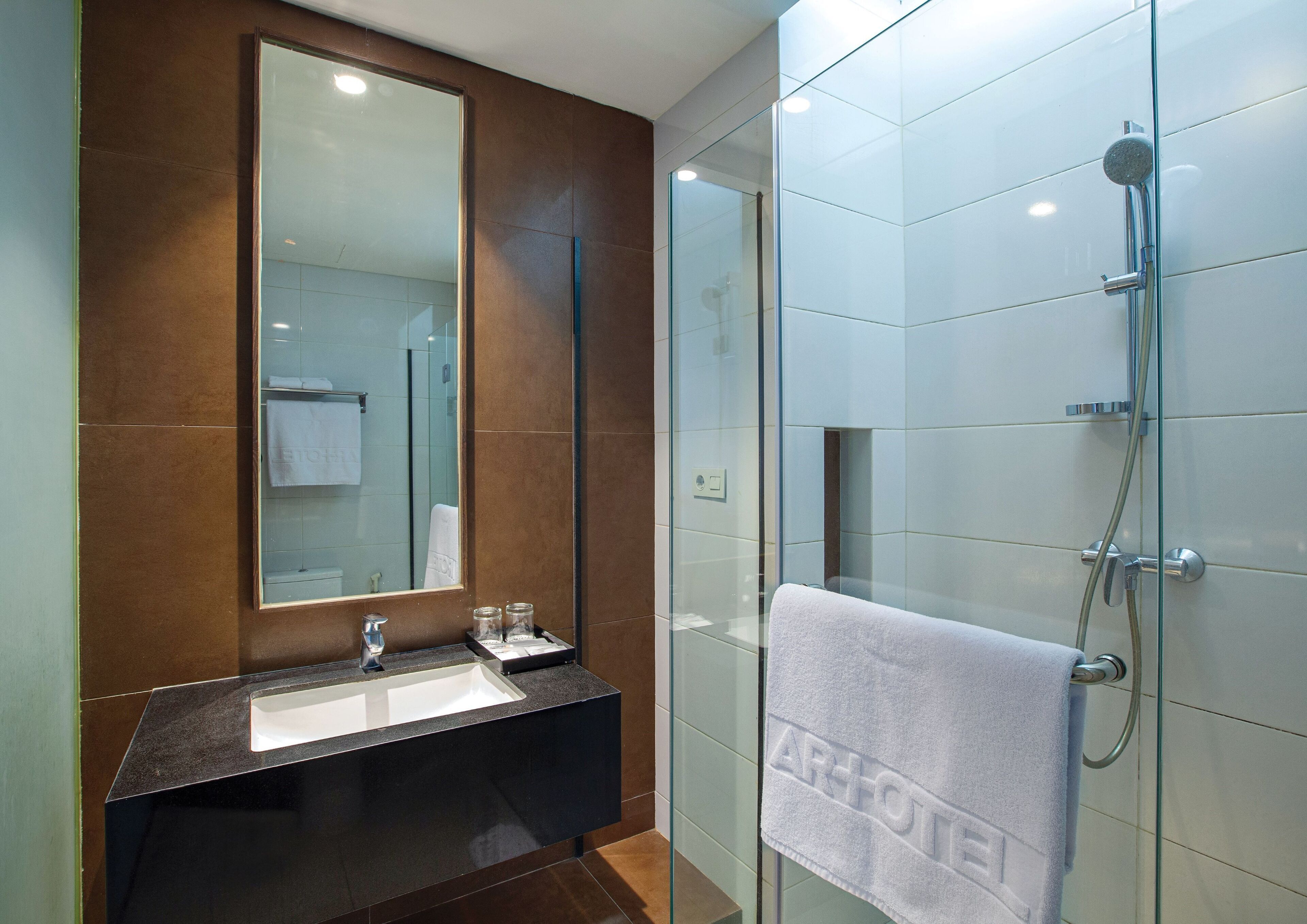 Studio 28 | Bathroom | Shower, towels