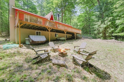 "Lakeside Escape", 2 min walk to lake, Hot tub, Pool table, Foosball, Pets OK