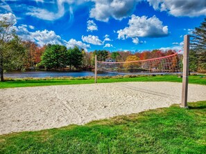 Sports court - "Lakeside Escape", 2 min walk to lake, Hot tub, Pool table, Foosball, Pets OK (Pocono Lake)