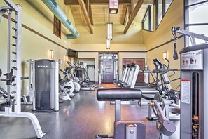 Fitness facility - "Lakeside Escape", 2 min walk to lake, Hot tub, Pool table, Foosball, Pets OK (Pocono Lake)