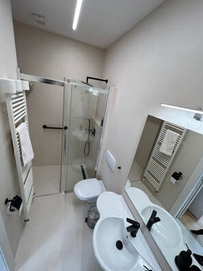 Dusj, hårføner, håndklær og såpe