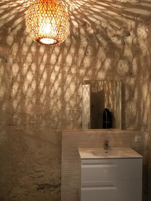 Douche, serviettes fournies, savon, shampoing