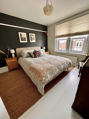 2 bedrooms, iron/ironing board, travel cot, free WiFi - A Victorian Gem
Isle of Wight (Cowes)