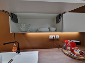 Réfrigérateur, micro-ondes, cafetière/bouilloire, grille-pain