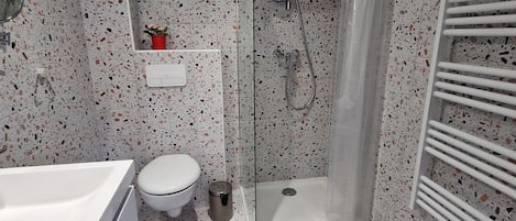 Douche, séchoir à cheveux, serviettes fournies, savon