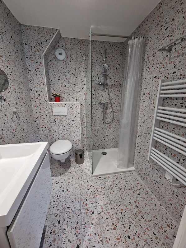 Een douche, een haardroger, handdoeken, zeep