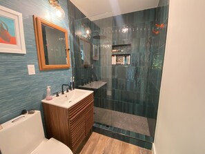 Shower, towels, toilet paper - Key West “Blue Zone” Oasis with Pool, Pet Friendly (Key West)