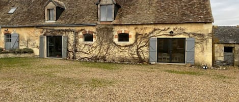 المنشأة من الخارج