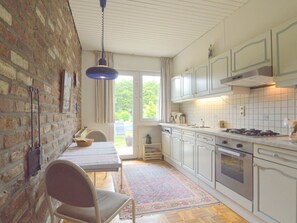 Fridge, microwave, oven, dishwasher - Holiday Home in Sittard with Pool (Sweikhuizen)