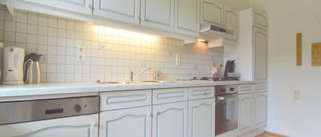 Kühlschrank, Mikrowelle, Ofen, Geschirrspüler
